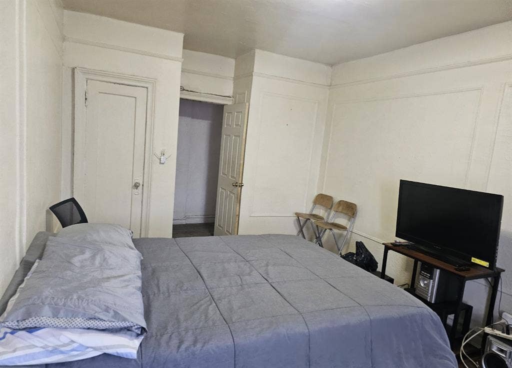 Looking For a Roommate (woman)