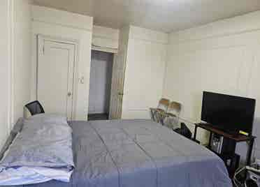 Looking For a Roommate (woman)
