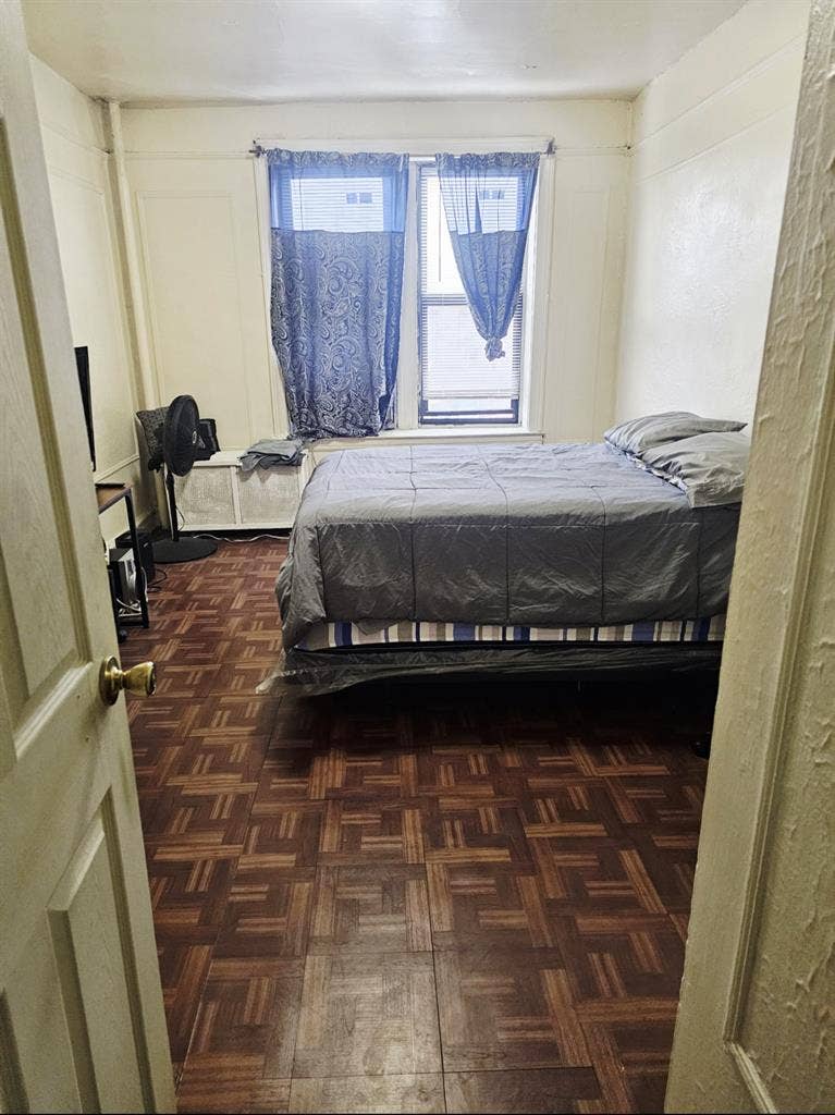 Looking For a Roommate (woman)