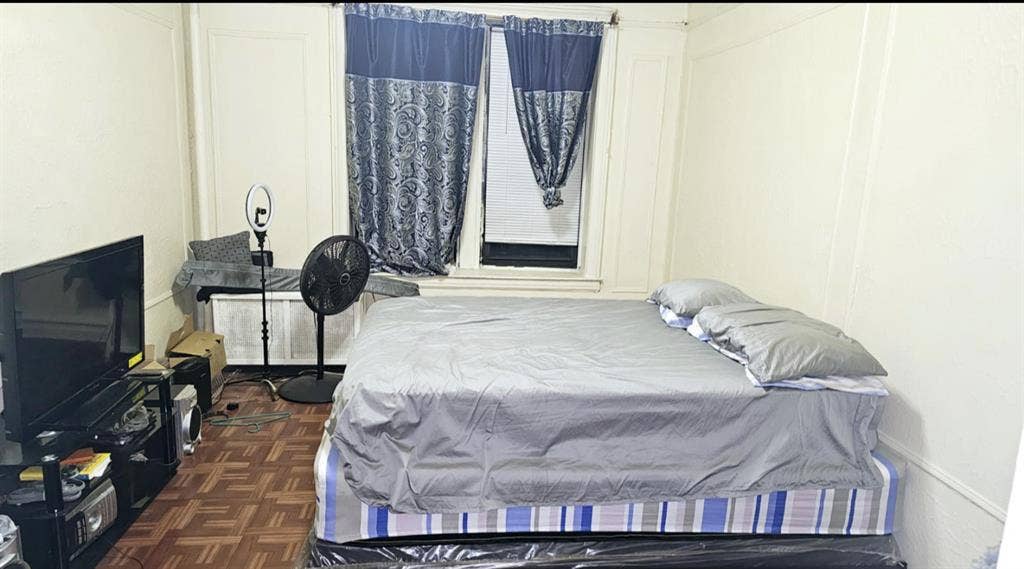 Looking For a Roommate (woman)