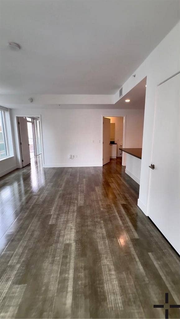 LOOKING FOR IMMEDIATE ROOMMATE