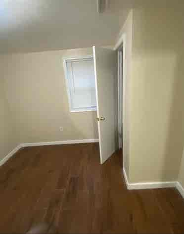 Basement Apartment -Bath