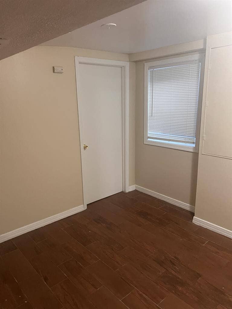 Basement Apartment -Bath