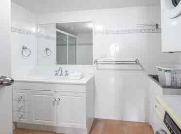 Fully Furnished Surfers Apartment