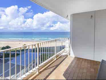 Fully Furnished Surfers Apartment