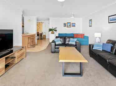 Fully Furnished Surfers Apartment