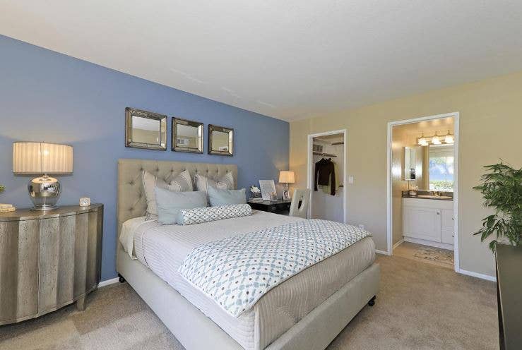 Nice room in a High-End Home.....