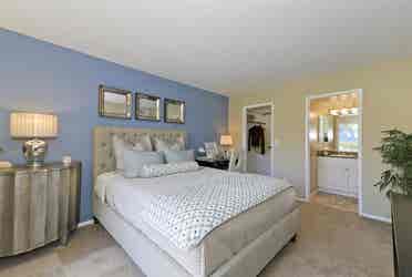Nice room in a High-End Home.....