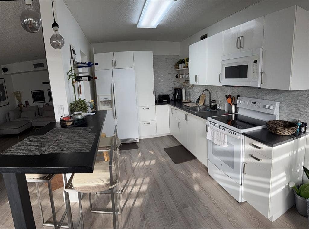 Room NEAR FIU . available