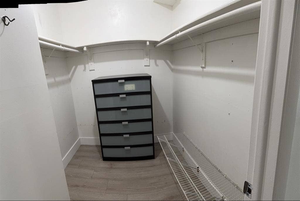 Room NEAR FIU . available