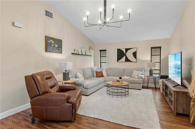 Bedroom/bathroom/Living room