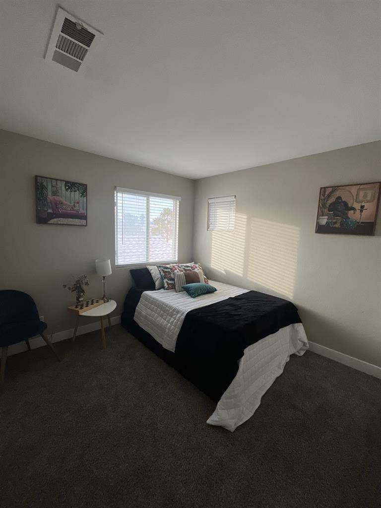 Looking for female roommates