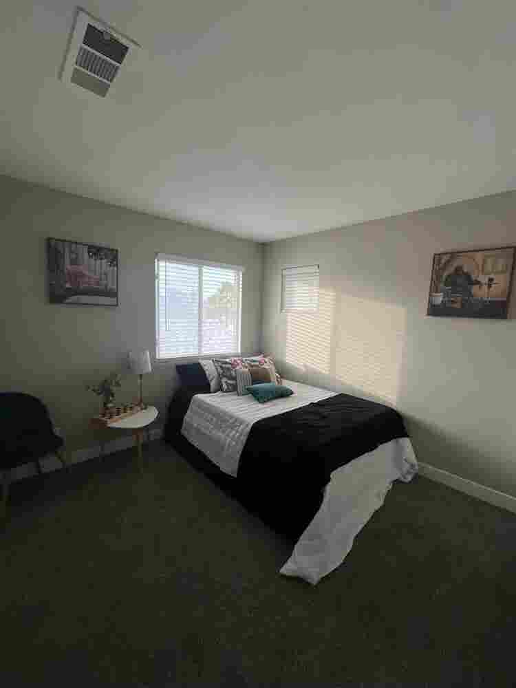 Looking for female roommates