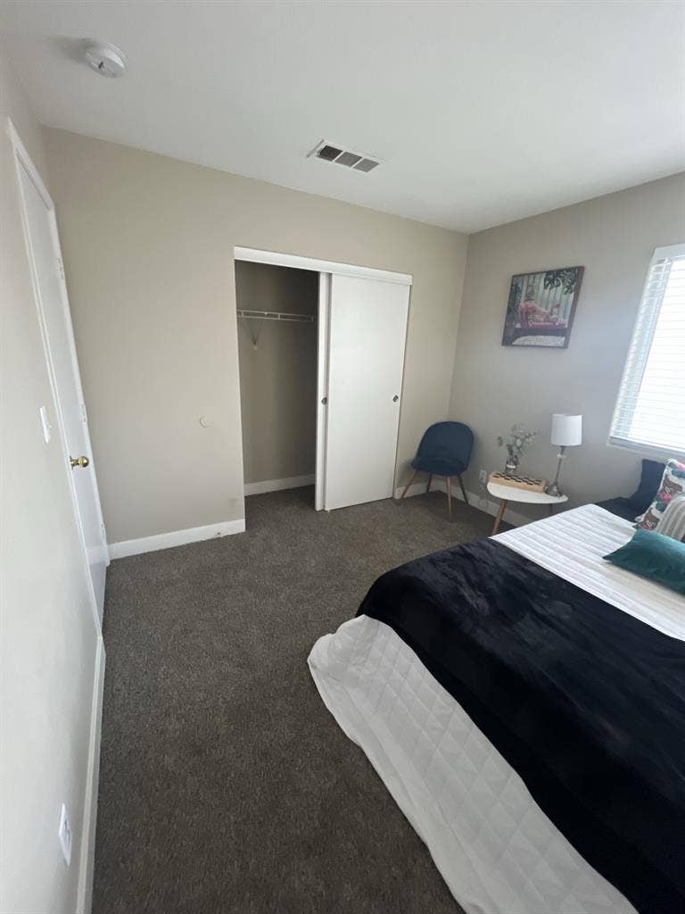 Looking for female roommates