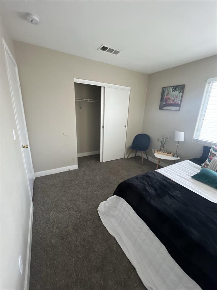 Looking for female roommates