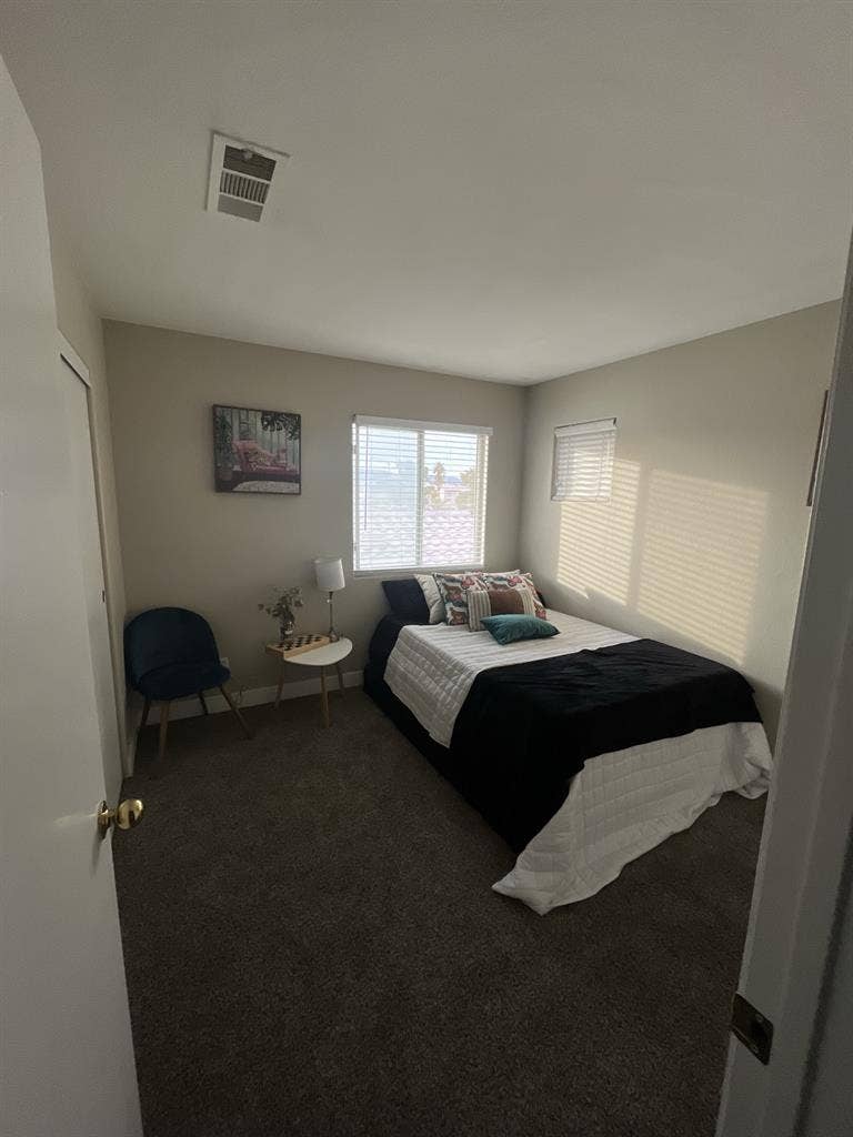 Looking for female roommates