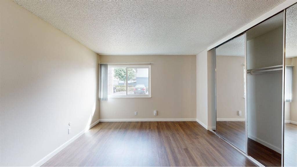 Looking for Roommate