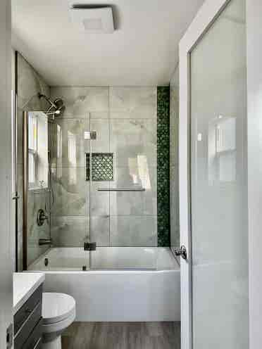 Bedroom w En-suite Bathroom