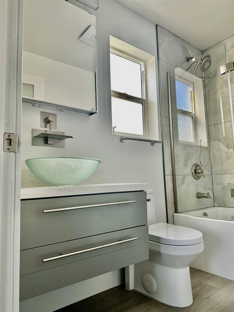 Bedroom w En-suite Bathroom