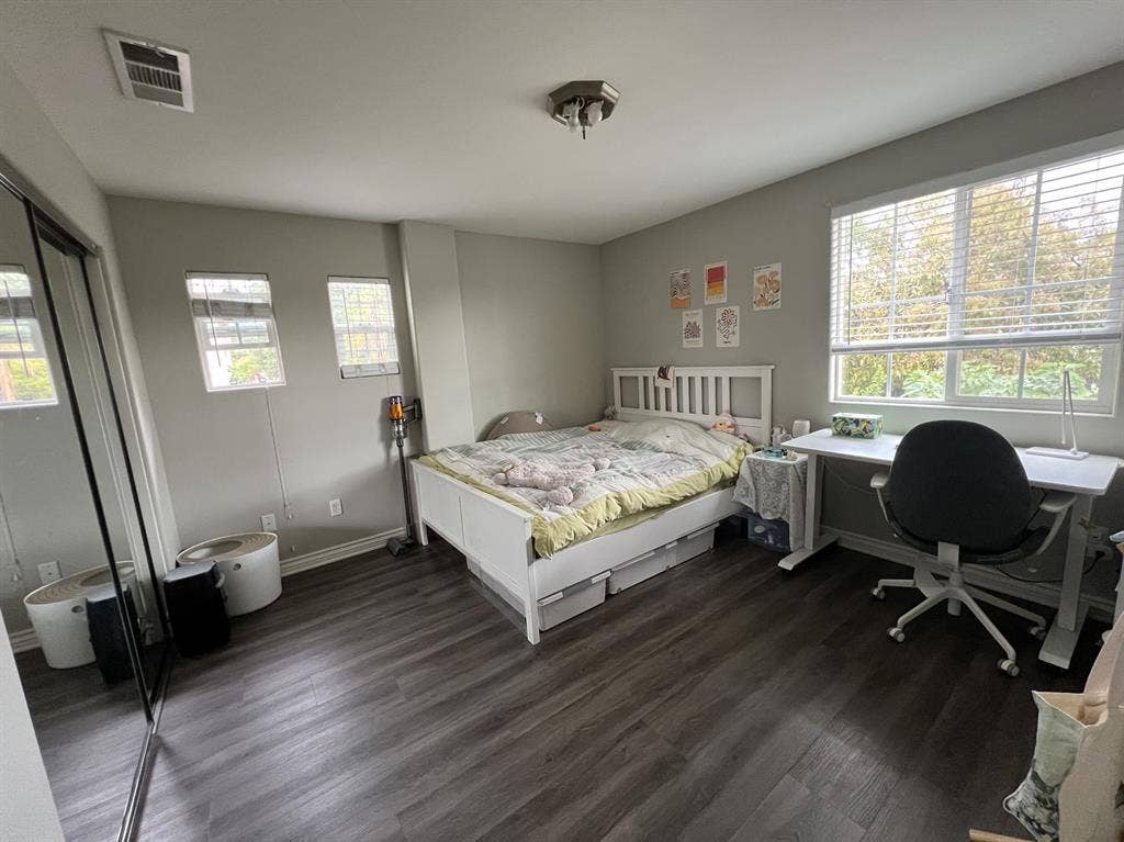 Looking For Roomate