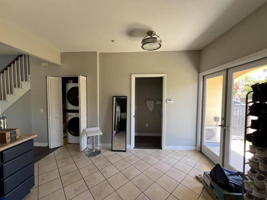 Looking For Roomate