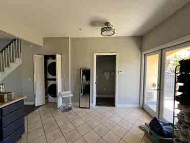 Looking For Roomate