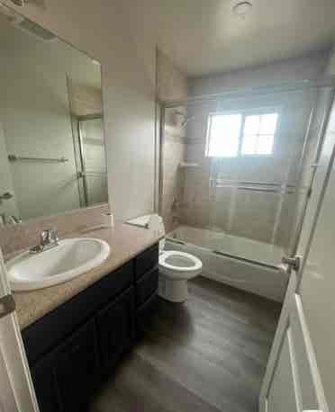 Looking For Roomate