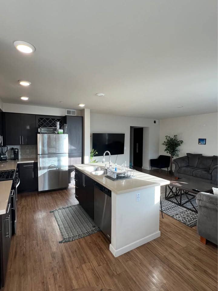Master Bedroom w/Private Bathroom