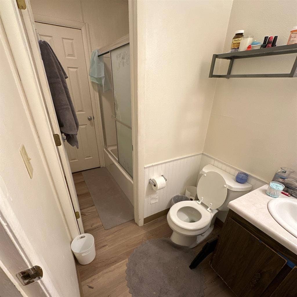 Looking for a Roommate for !