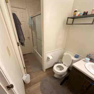 Looking for a Roommate for !