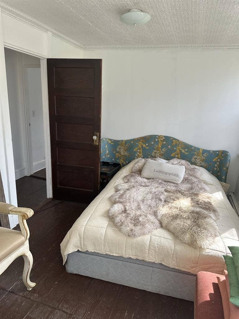 Female House Share or Weekend place