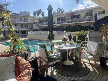 Lovely Apt on North Edge of WeHo