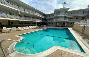 Lovely Apt on North Edge of WeHo