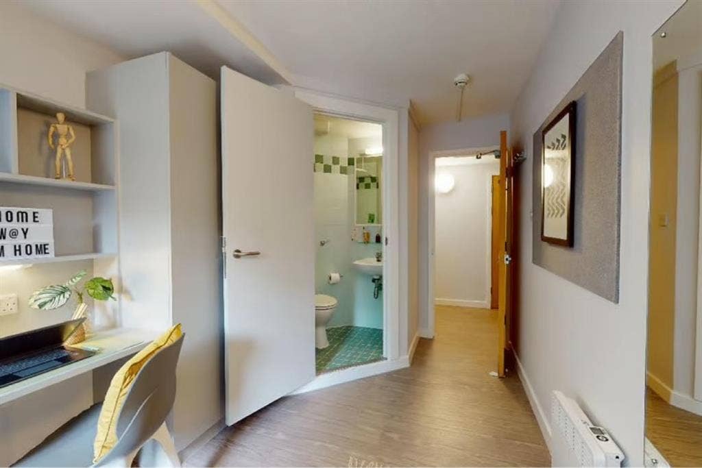 Student Room Available!!!