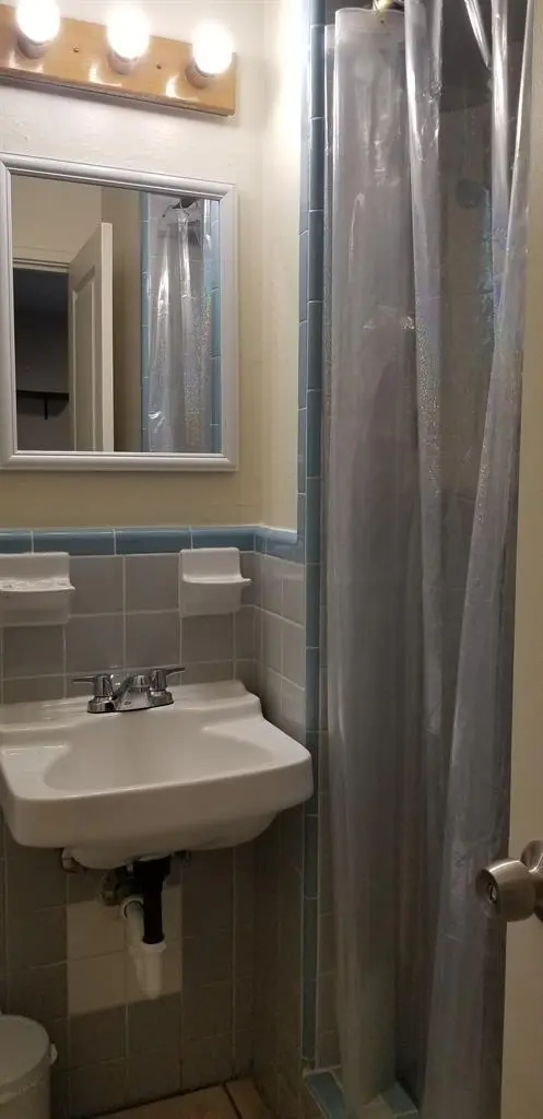 Single Room and bathroom available
