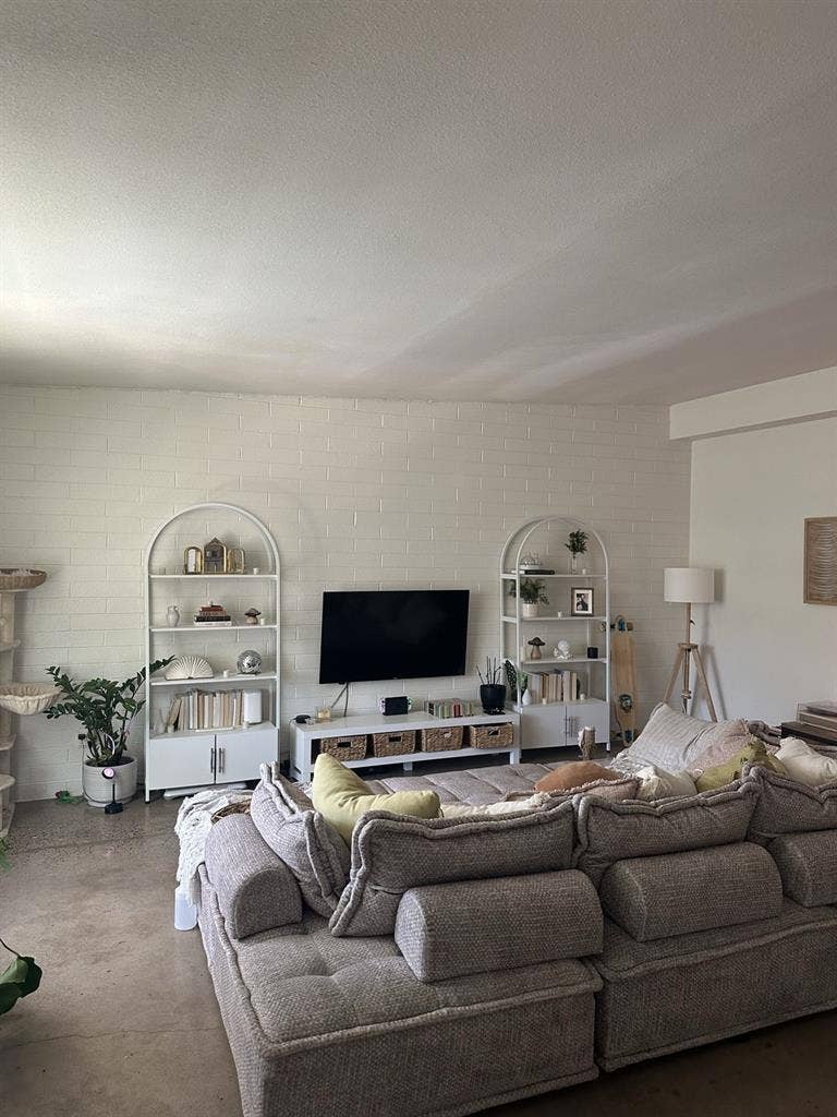 ROOM FOR RENT! (With half bath)