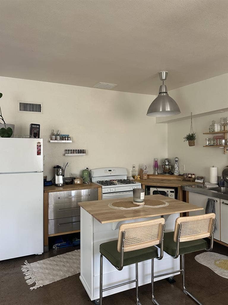 ROOM FOR RENT! (With half bath)