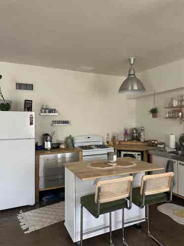 ROOM FOR RENT! (With half bath)