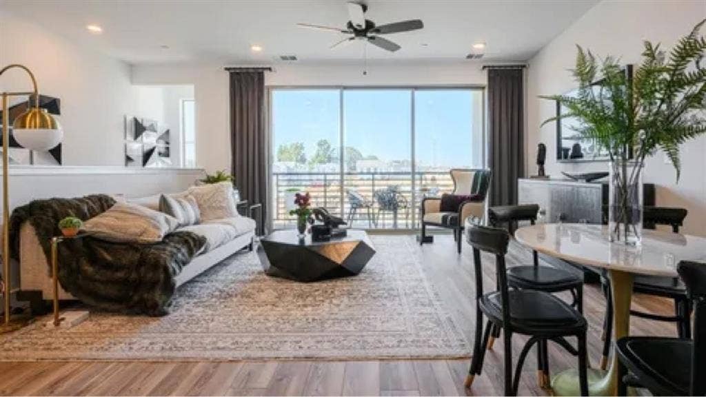 Room available 3-bedroom townhouse.