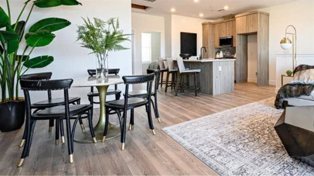 Room available 3-bedroom townhouse.