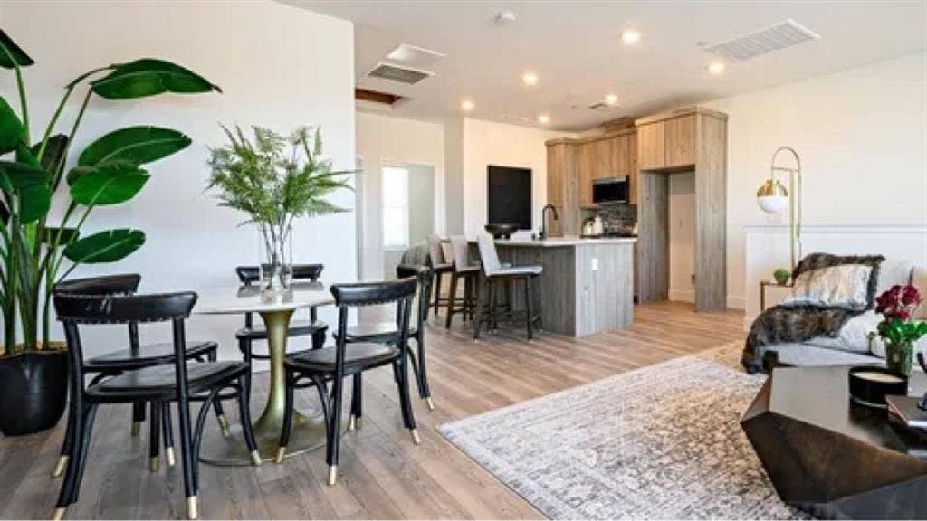 Room available 3-bedroom townhouse.
