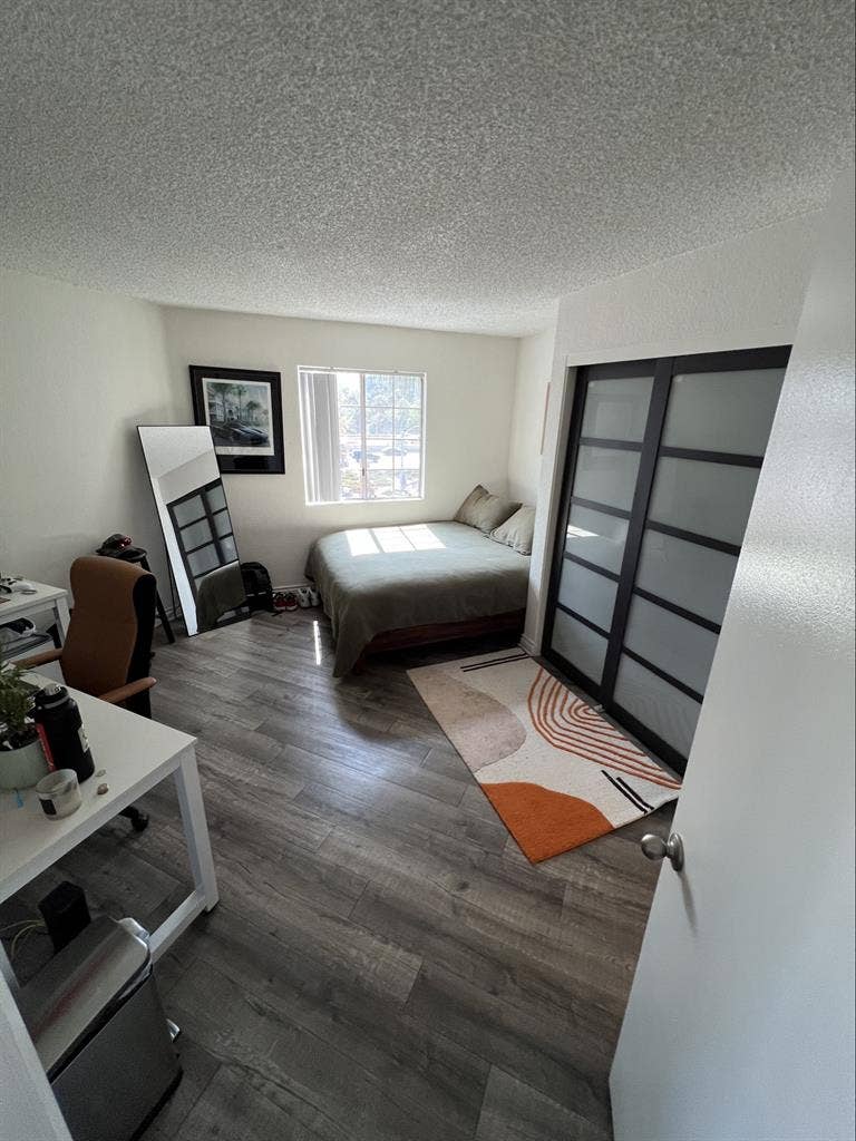 Luxury bedroom/bath in Hollywood