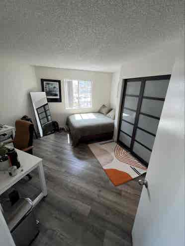Luxury bedroom/bath in Hollywood