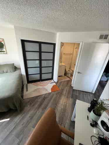 Luxury bedroom/bath in Hollywood