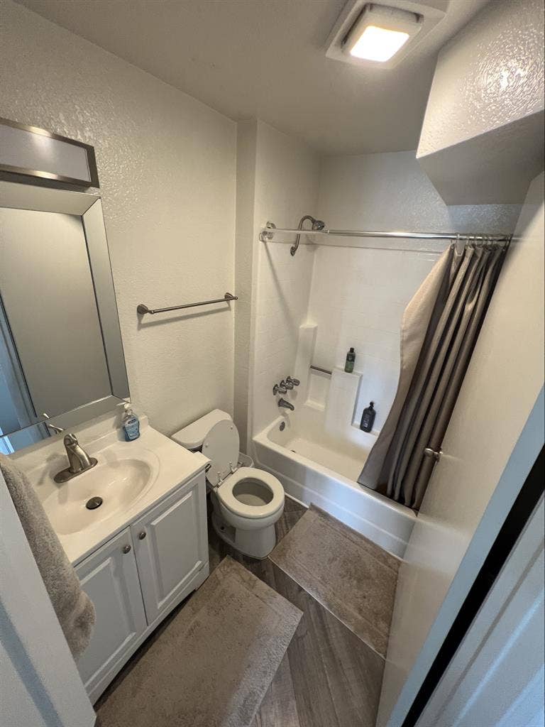 Luxury bedroom/bath in Hollywood