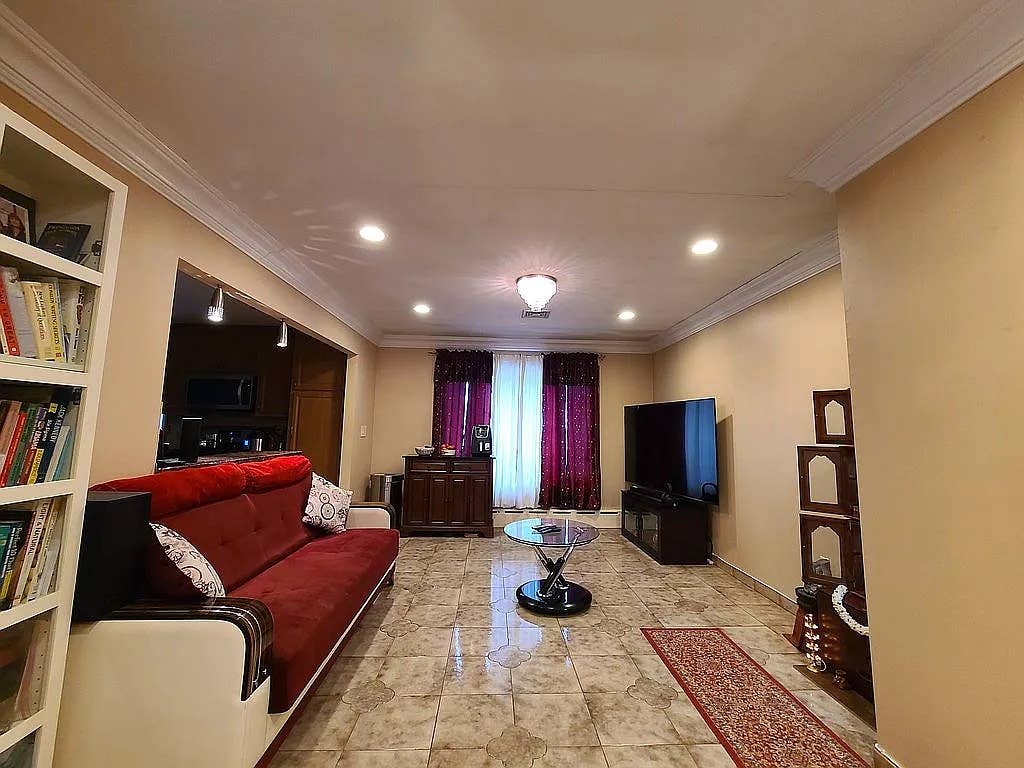 Well Maintained full bath