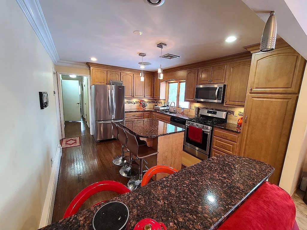 Well Maintained full bath