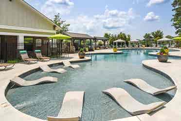 Open room for 3 bedroom apt(Oxford)