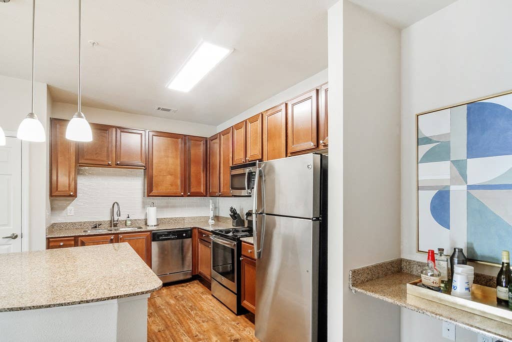 Open room for 3 bedroom apt(Oxford)