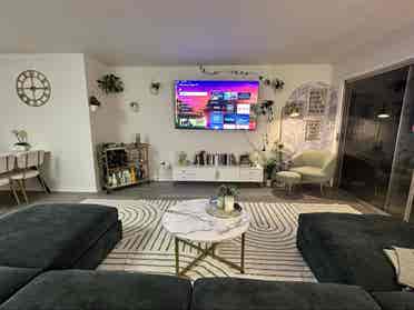 Spacious private Room and Bath